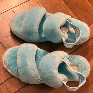 UGG women size 8w Light Blue Fuzzy Slippers